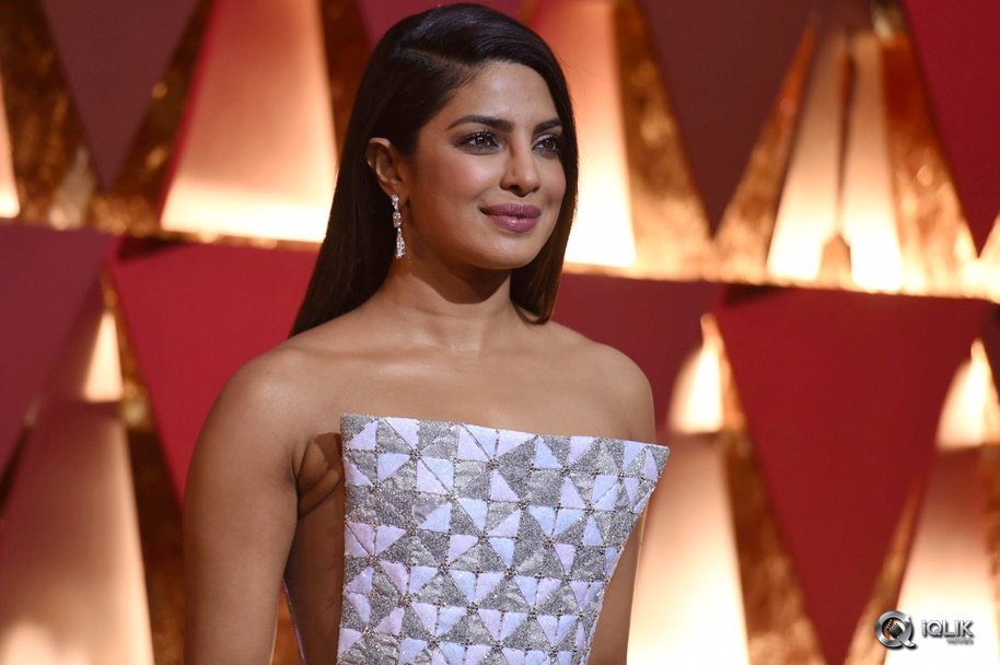 Priyanka-Chopra-at-Oscars-2017